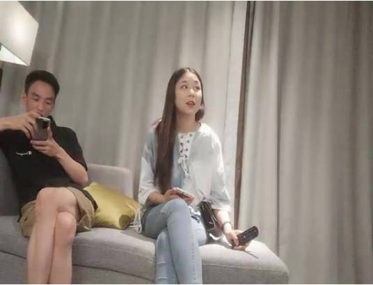 约了个牛仔裤妹子天天操夜夜爱TP啪啪，沙发上脱光舔奶扣逼调情骑脸69舔逼，大力猛操呻吟娇喘