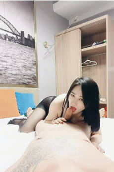 黑丝高跟露脸极品吸精少妇的诱惑，口交乳交大鸡巴激情上位让大哥揉着奶子爆草蹂躏，后入抽插跪舔大鸡巴好骚}