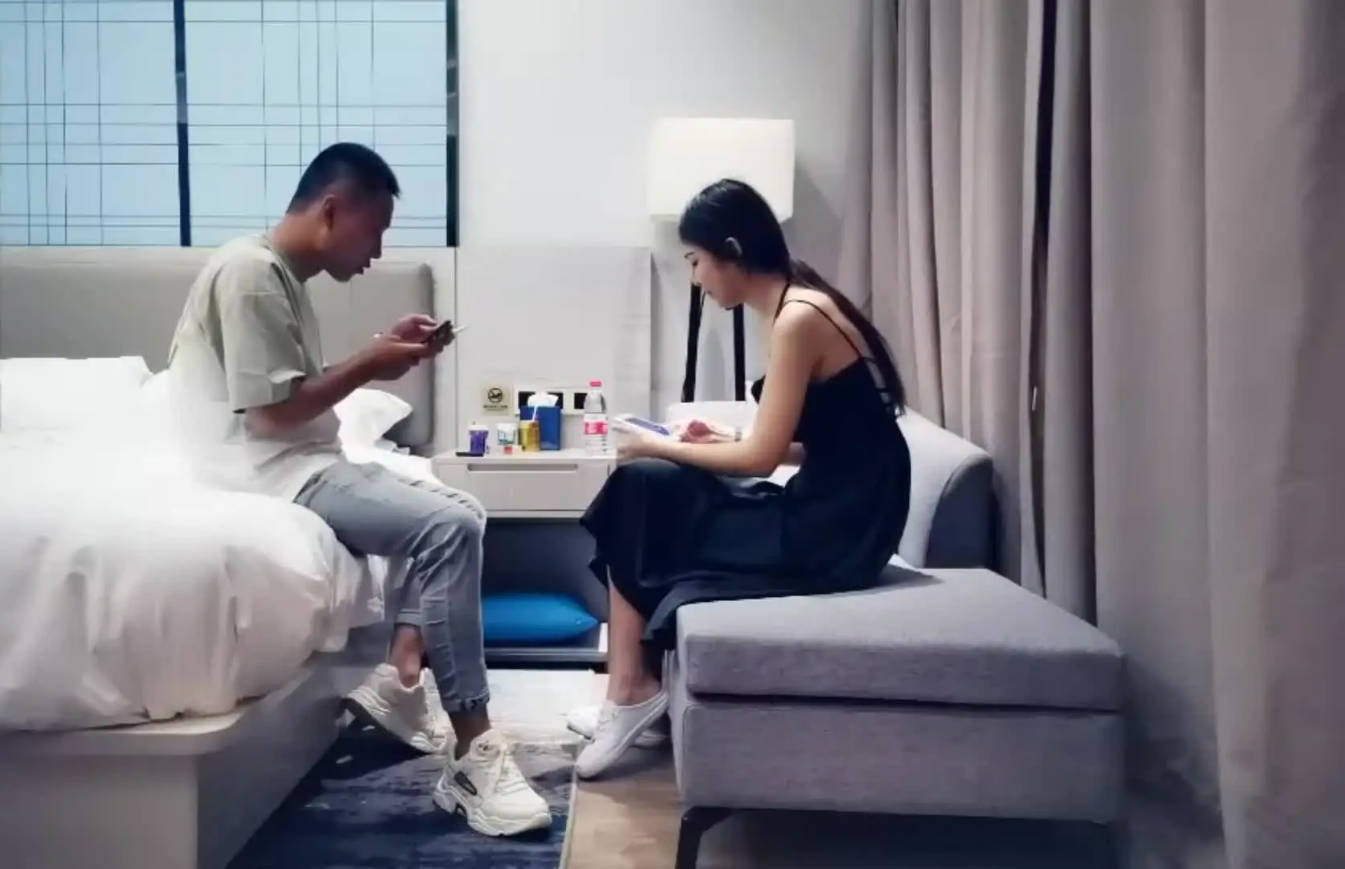 长相甜美黑裙妹子，坐在身上调情镜头前口交舔实时字幕翻译逼69，上位骑乘猛操呻吟诱人