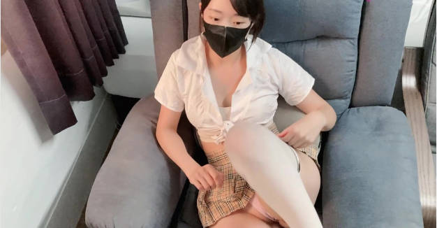 【SSRPeach】台湾清华大学外文系臀后健身教练「Ellie」OF剧情天天噜天天干下载私拍“你想要被脚趾夹吗？”白色丝袜短裙学妹淫欲足交