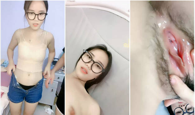 眼鏡文靜小女友被男友把尿壹樣天天????????抱起來掰開粉茓,水潤粉沐耳簡直極品,嫩的看著就想舔
