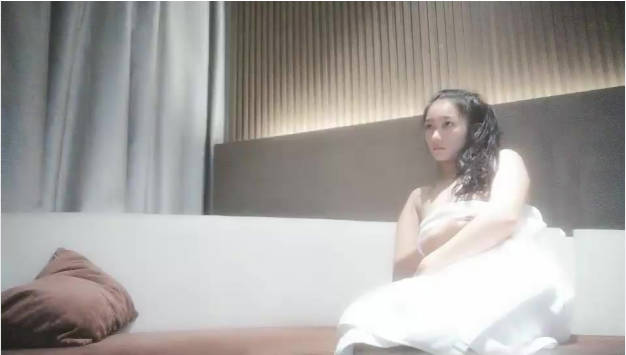 笑起来甜美马尾辫外围美女小姐姐  骑在身上揉捏大白屁股 近距离拍摄深喉舔屌  抱着屁股骑坐  大力抽插猛操