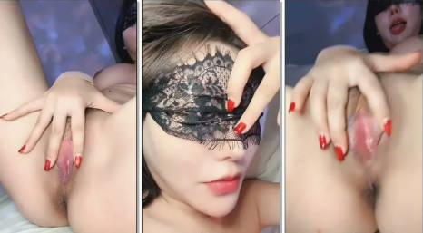 国产精亚洲视频微视频御姐小骚妇穿着丝袜高跟诱惑狼友，有露脸揉奶玩逼看特写，淫声荡语互动撩骚，特写展示骚逼，浪叫呻吟好骚啊