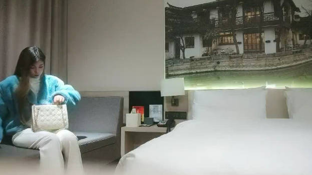 肉肉外围小少妇 吸吮奶子揉捏 镜头前深喉口交  上位骑乘抽插  撞击猛操搞哭了}