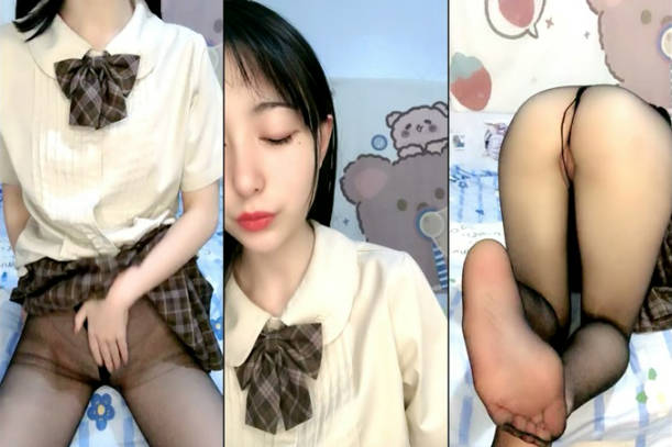 颜值区优质清纯系嫩妹玩大转盘 撩短裙黑丝肥臀 没穿内裤超嫩小穴  小尺度诱惑 抬双腿若隐若现 极度诱惑}