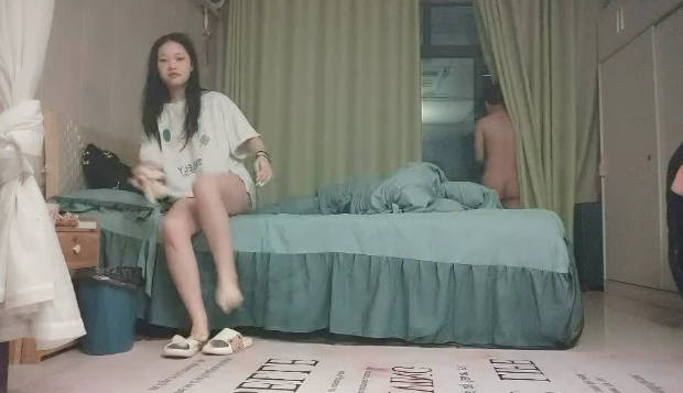 素颜女神  良家 00后小仙女，清纯苗条，学舞蹈的身材一级棒，闺房性爱，对白有趣精彩必看}