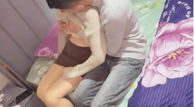 【原创】看着老婆在我们婚房床上被前男友操，居然还让我给他们舔交处!}