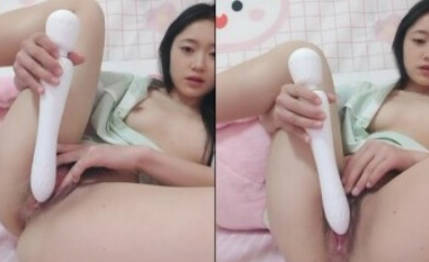 清纯校园女神，家中下海：当一个女孩拿着肉棒自慰快要高潮的时候，妈妈突然推门进来，你什么反应当场社死呀}