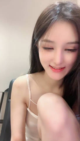 高顏值極品9分校園女神,這長相比明星壹點也不差,漂亮大眼睛會說話,脫下內內露小茓}