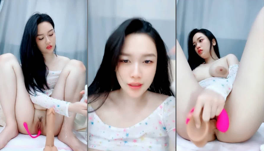 妩媚销魂淫水多多的宝贝全程露脸激情大秀直播，揉奶玩逼跳蛋道具齐上不停抽插骚穴，浪叫不止表情好骚喷水了}