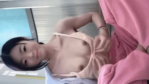 现在的大学生真开放！广州暨南大学05年小母狗极品白虎馒头逼女大「钟绮晴」被男友投稿性爱视频，应征夫妻一起玩交换}