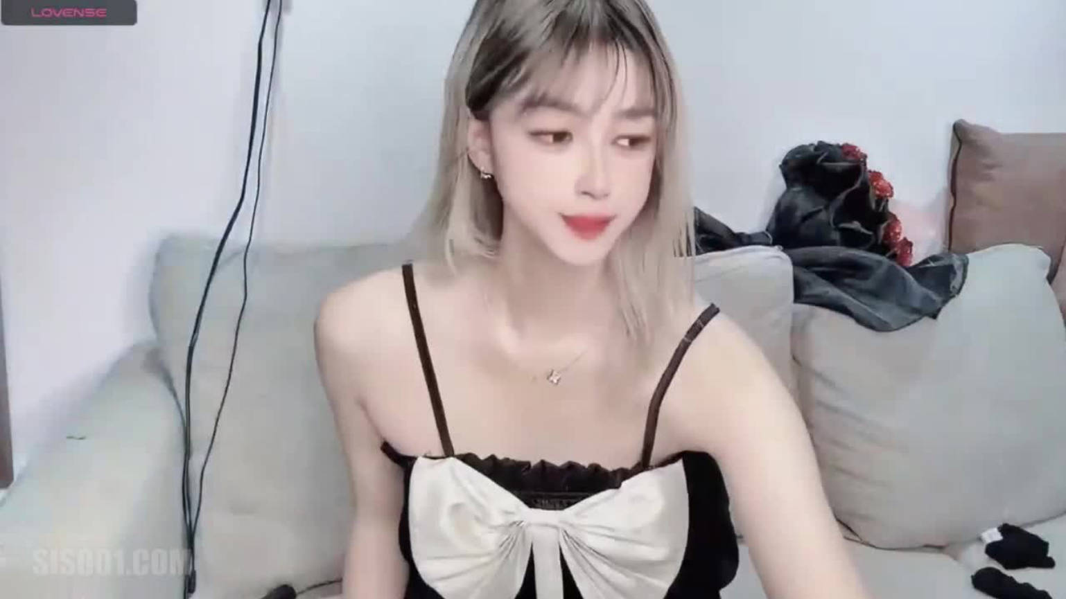童颜巨尻嫩屄女主播「Vy-6868」震动棒玩弄阴蒂，蝴蝶嫩逼翩翩起舞，高潮白浆溢出}