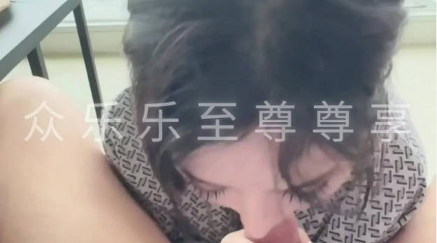 射爆！！专攻高颜值网红台湾泡良大神「郑原创」FO私拍，高人气颜值网红，忘我吃鸡鸡吃了一半，要求要接吻，骚到融化！}