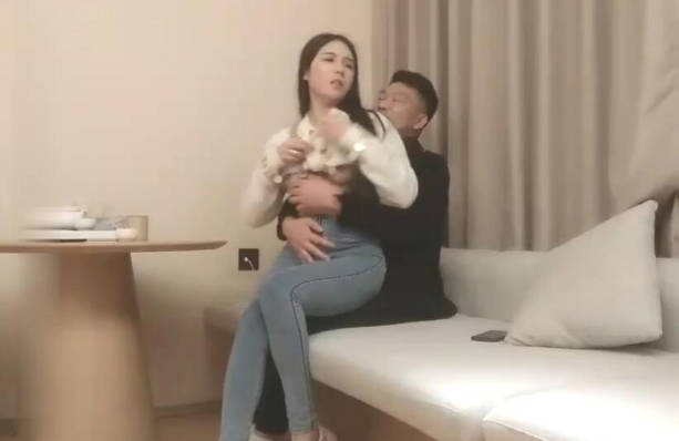 约了个颜值不错丰满白衣少妇，沙发扣逼床上口交大力猛操，很是诱惑喜欢不要错过}