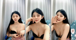 颜值不错的白虎逼小少妇全程露脸伺候蒙面大哥激情啪啪，口交大鸡巴激情上位让大哥玩弄骚奶子，眼神迷离真骚}