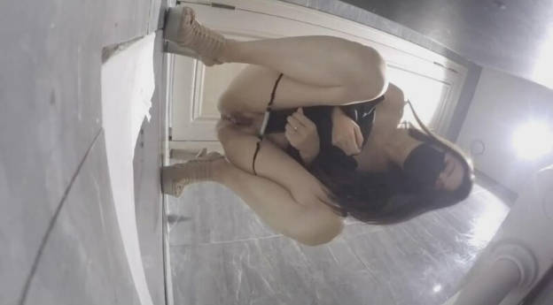 快餐店公共女厕连续偷拍多位美女气质小姐姐方便，尿个尿还把奶罩子亮出来}