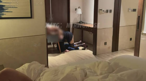 推特新晋高质量NTR绿帽夫妻明星颜值极品人妻「ROSEWU」一起去酒吧喝酒喝多到酒店睡死了，结果老婆被兄弟操喷了，还被拍下来}