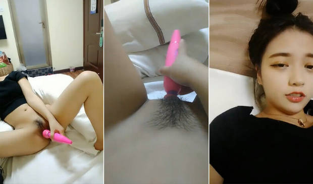 年輕OO後小情侶居家啪啪,丸子頭可愛清純妹子眼鏡很大亮晶晶很有靈性,被按住狂艹