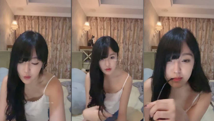 最新流出，超清纯学姐【柳二路豆腐】超骚小母狗，在家聊着脱光自慰，竟是嫩奶无毛逼